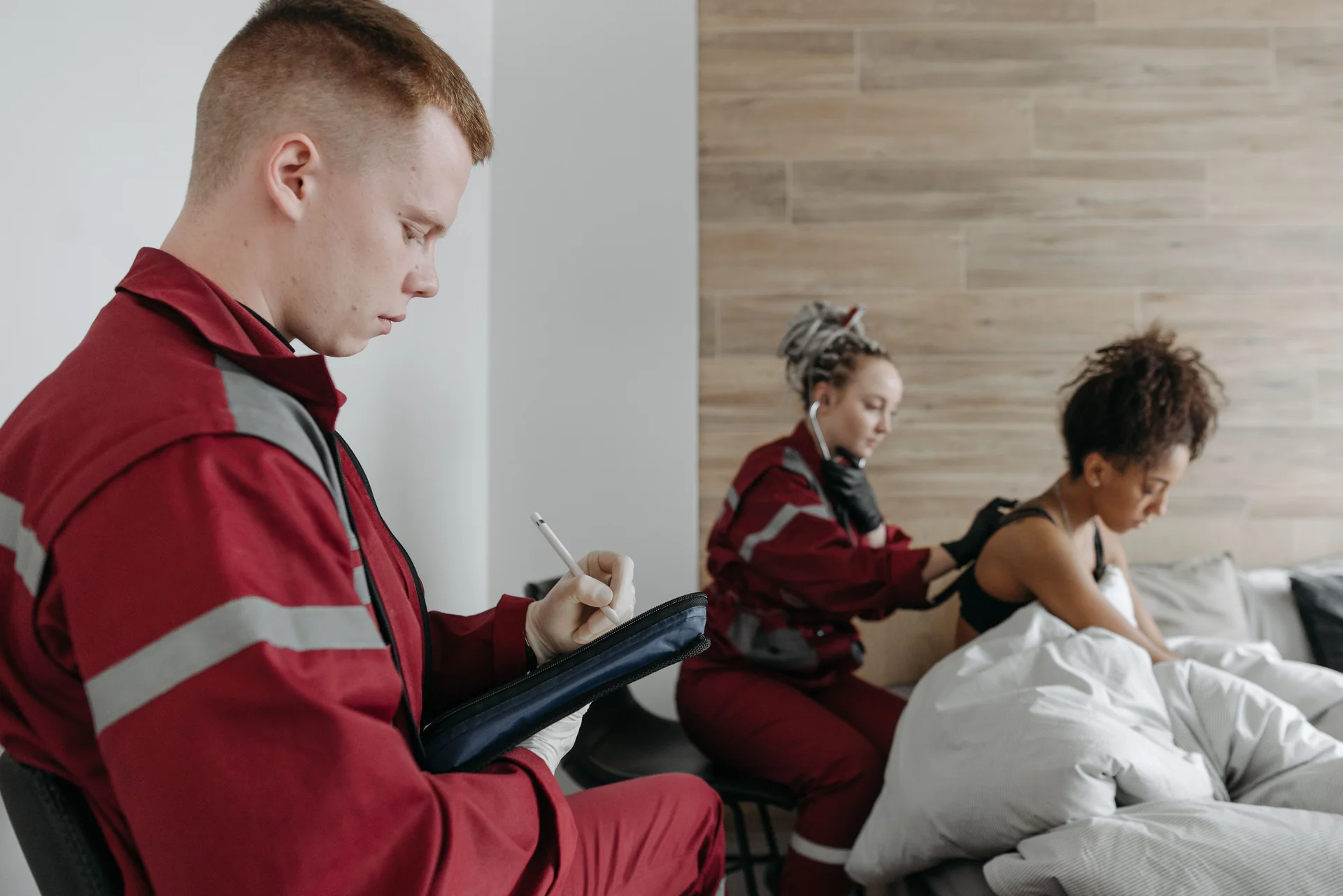 Equipo sanitario atendiendo a una paciente en su domicilio.