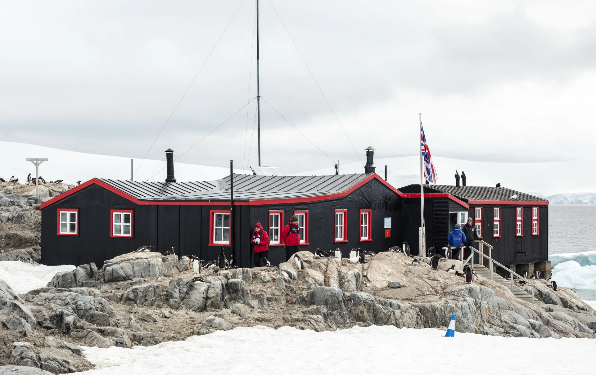 Base científica aislada entre montañas nevadas y hielo.